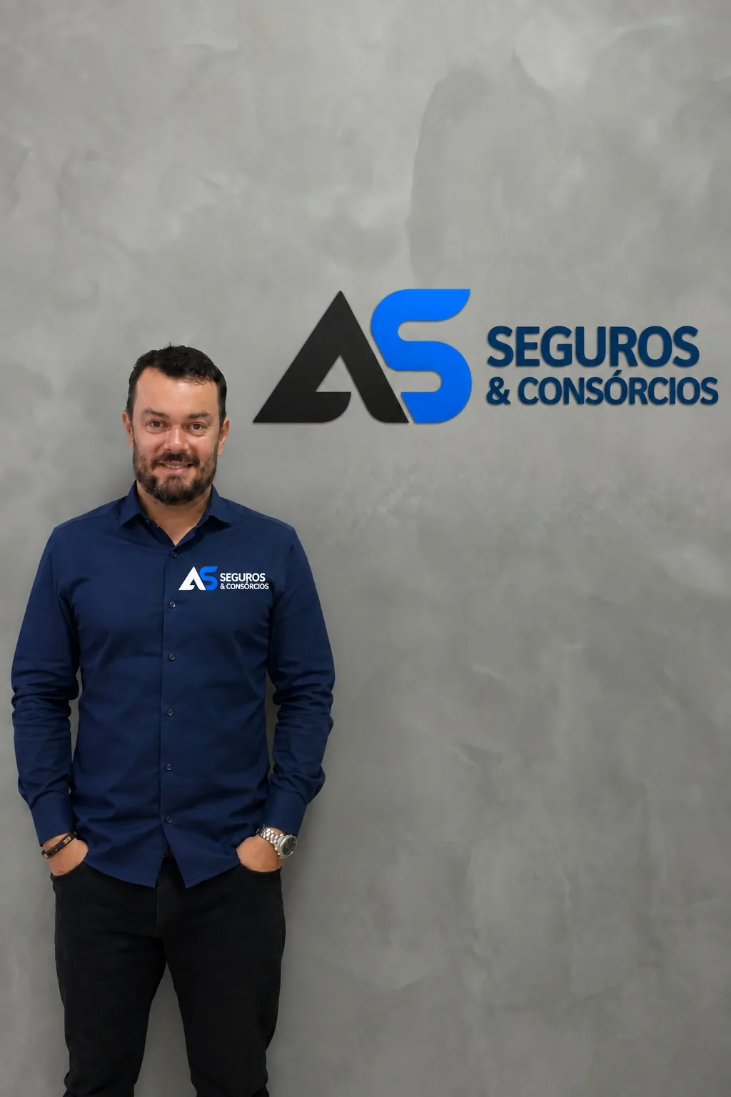 Alan, consultor da AS Seguros & Consórcios, ao lado do logotipo da empresa.